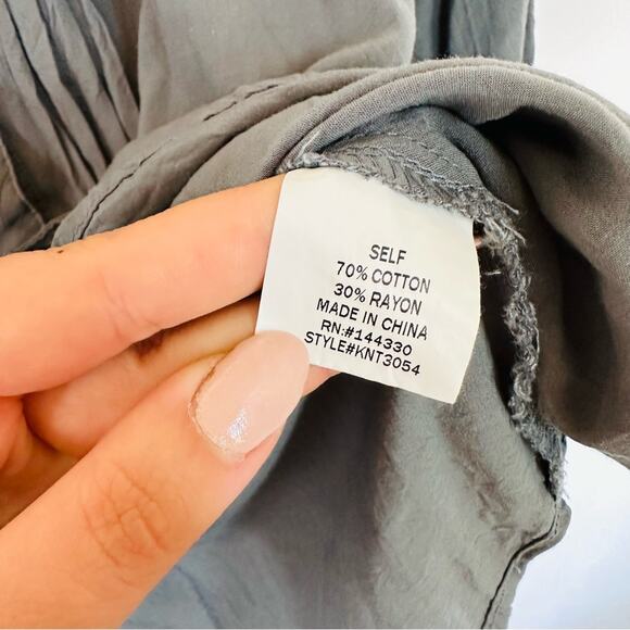 NORDSTROM FIRST LOVE Charcoal Grey Pinktuck Pleated Button Tab Blouse Shirt M - Picture 10 of 10